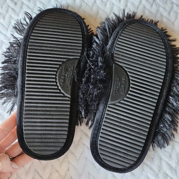 SOLD Nine West Closed Toe Fluffy Pile Black Slippers Size Small 5-6 - Picture 8 of 10